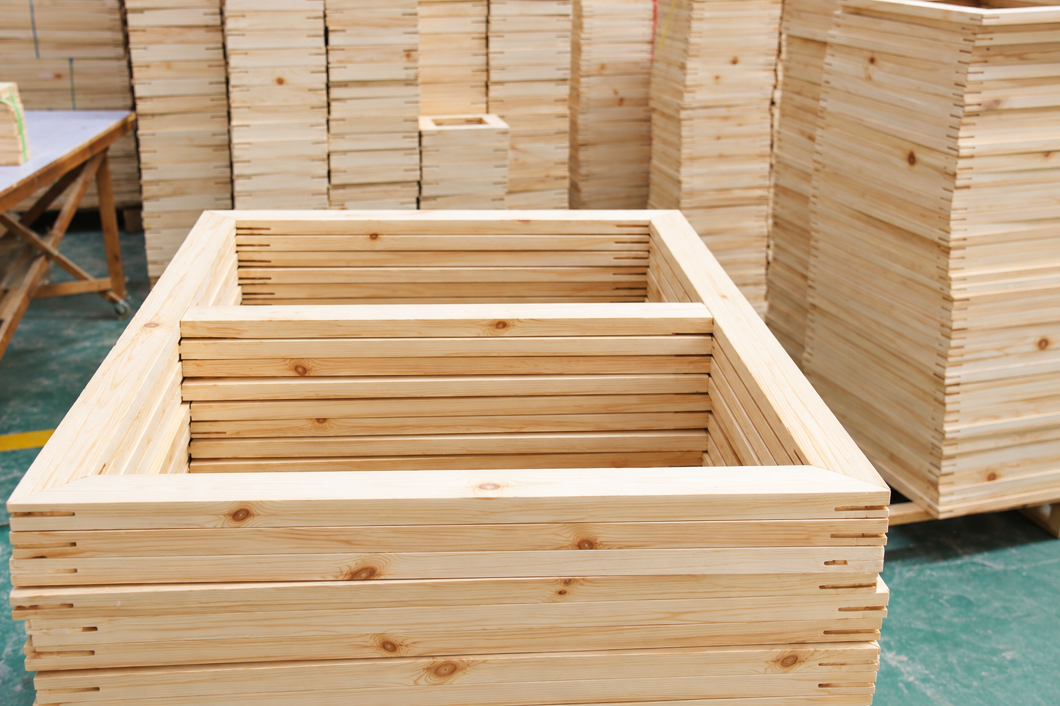 Cross bracing for heavy duty large canvas stretcher frames